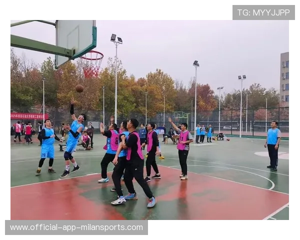 拼搏的精神让中国篮球更强，篮球奋力拼搏